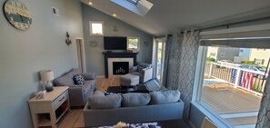 Smart TV, books - Ocean View Beach house steps from the ocean, minutes away from downtown Plymouth (Plymouth)