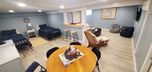 2 slaapkamers, een strijkplank/strijkijzer, gratis wifi, beddengoed