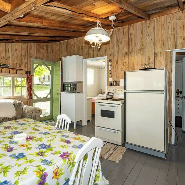 2 bedrooms, free WiFi, bed sheets - Cozy cottage on Lake Cecebe. Tranquility above Muskoka at Rockwynn Cottages (Burk's Falls)