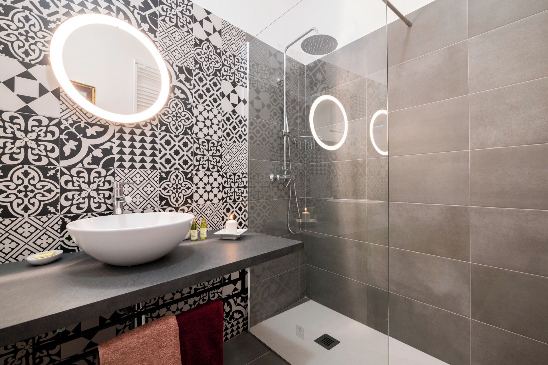 Ducha, secador de pelo, bidet, toallas