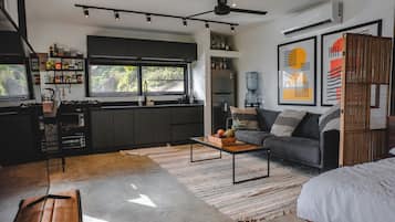 Refrigerador, tostadora, licuadora, utensilios de cocina