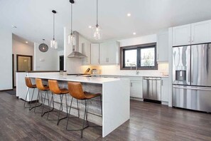 Kylskåp, mikrovågsugn, ugn och spishäll