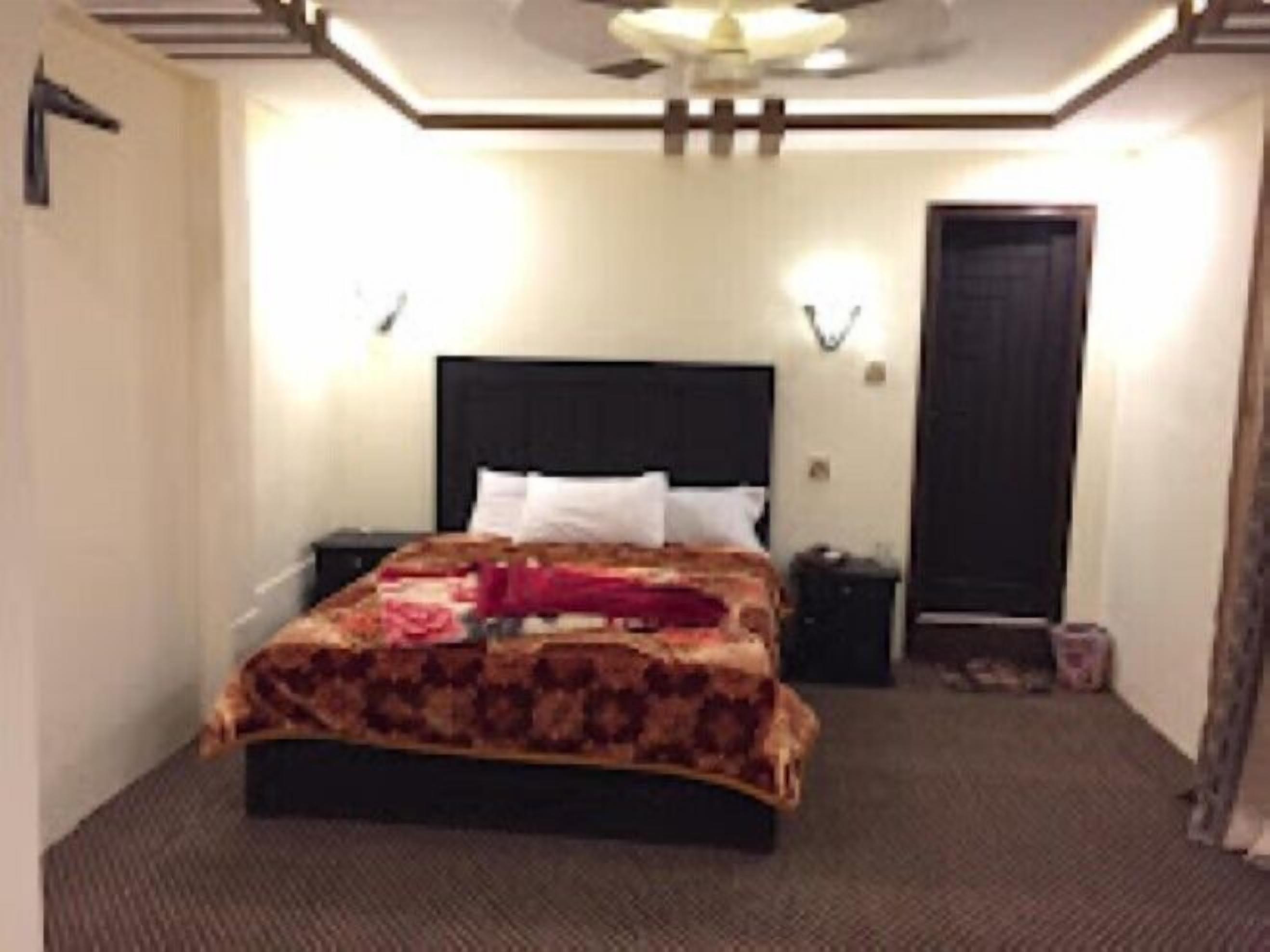 Deluxe Double Room | Iron/ironing board, free WiFi