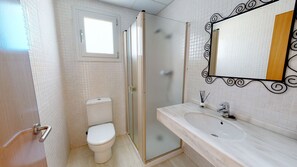 Badewanne, Haartrockner, Handtücher