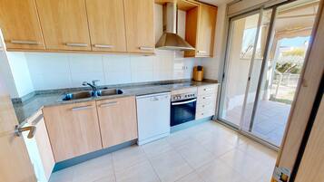 Frigorífico, microondas, horno y lavavajillas