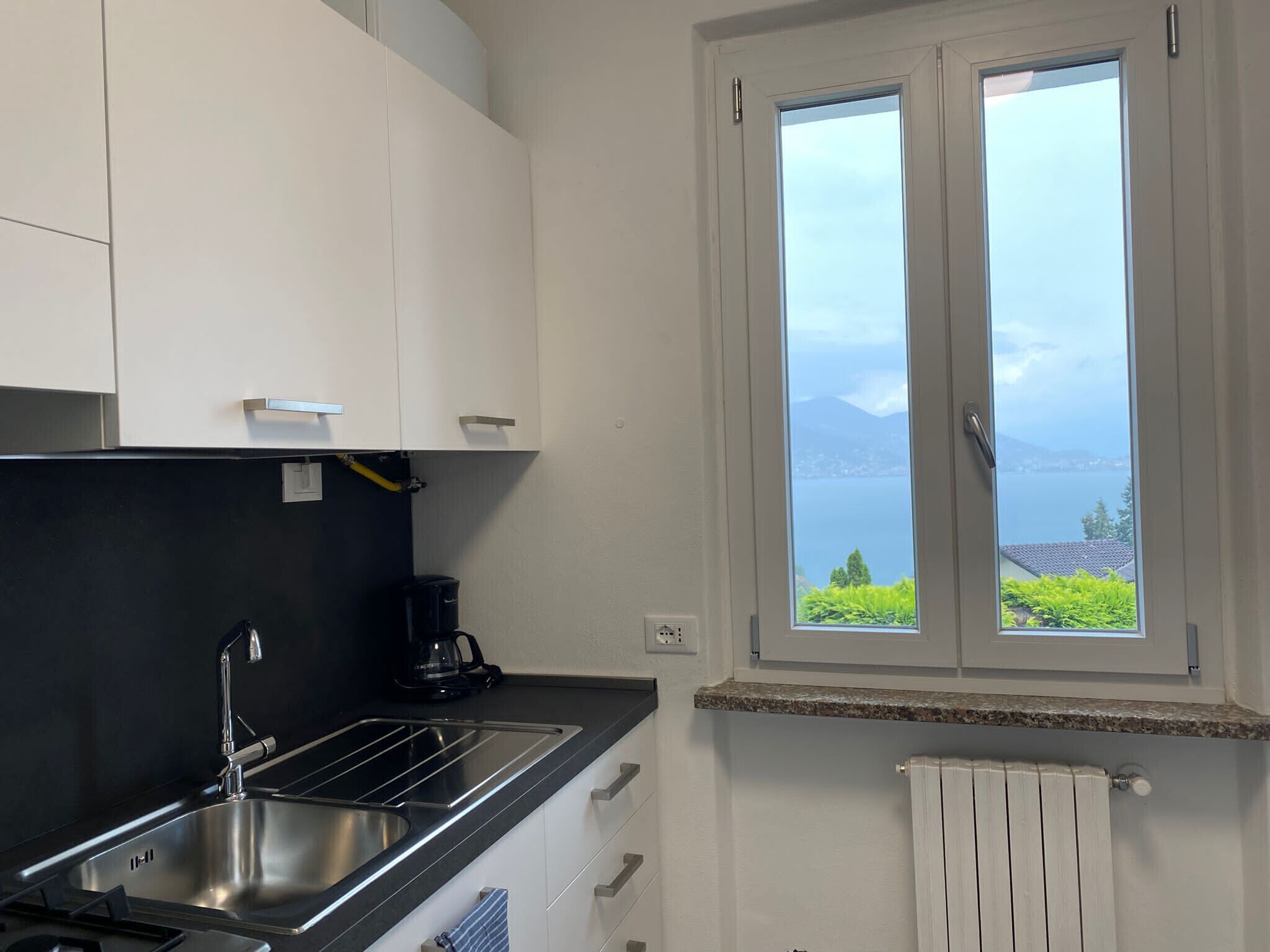 Een koelkast, een magnetron, een oven, een vaatwasser