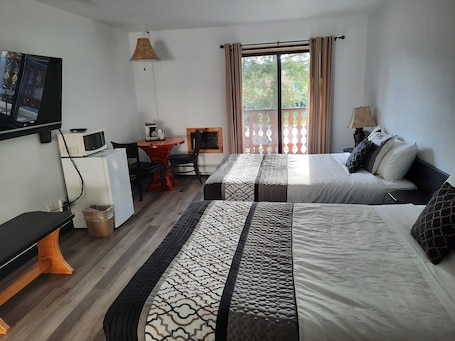 1 habitación, muebles diferentes y espacio para trabajar con laptop