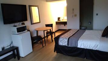 Standard Room | Individually furnished, laptop workspace, free WiFi, bed sheets