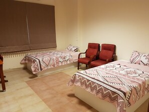 3 bedrooms, WiFi, bed sheets - 3 Bedrooms, accommodate 5 persons with private garden. Spacious rooms.  (Cairo)