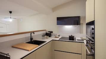 Réfrigérateur, micro-ondes, four, plaque de cuisson