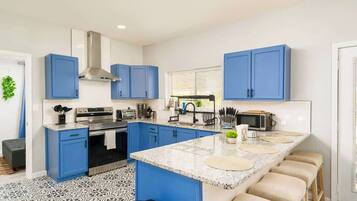 Refrigerador, microondas, horno y parrilla de estufa