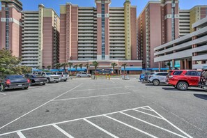 Property grounds - 2 Mi to Barefoot Landing: Condo w/ Beach Access! (North Myrtle Beach)