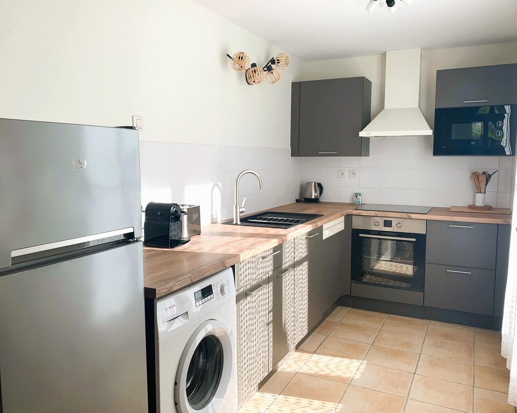 Réfrigérateur, micro-ondes, four, plaque de cuisson