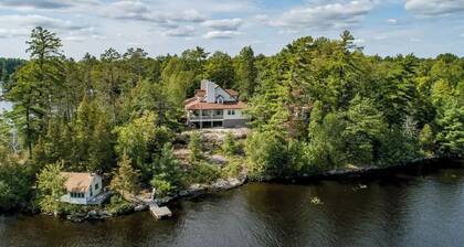 Cozy cottage on Lake Cecebe. Tranquility above Muskoka at Rockwynn Cottages