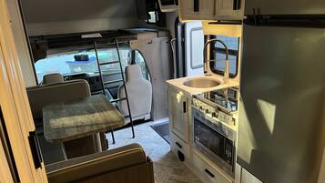 Geladeira, micro-ondas, fogão, cooktop