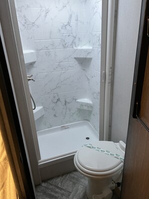 تجهيزات دش، مناشف، صابون، ورق حمّام