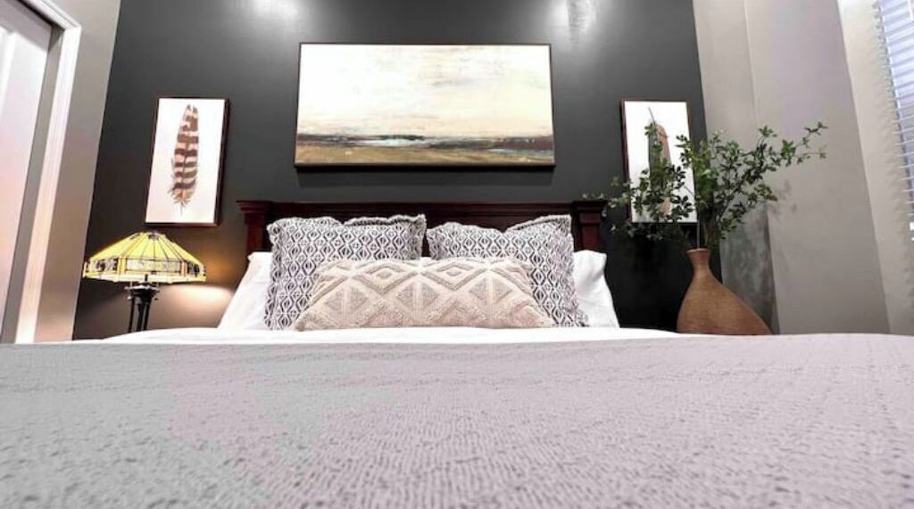 3 bedrooms, desk, iron/ironing board, travel crib