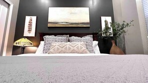 3 habitaciones, escritorio y tabla de planchar con plancha