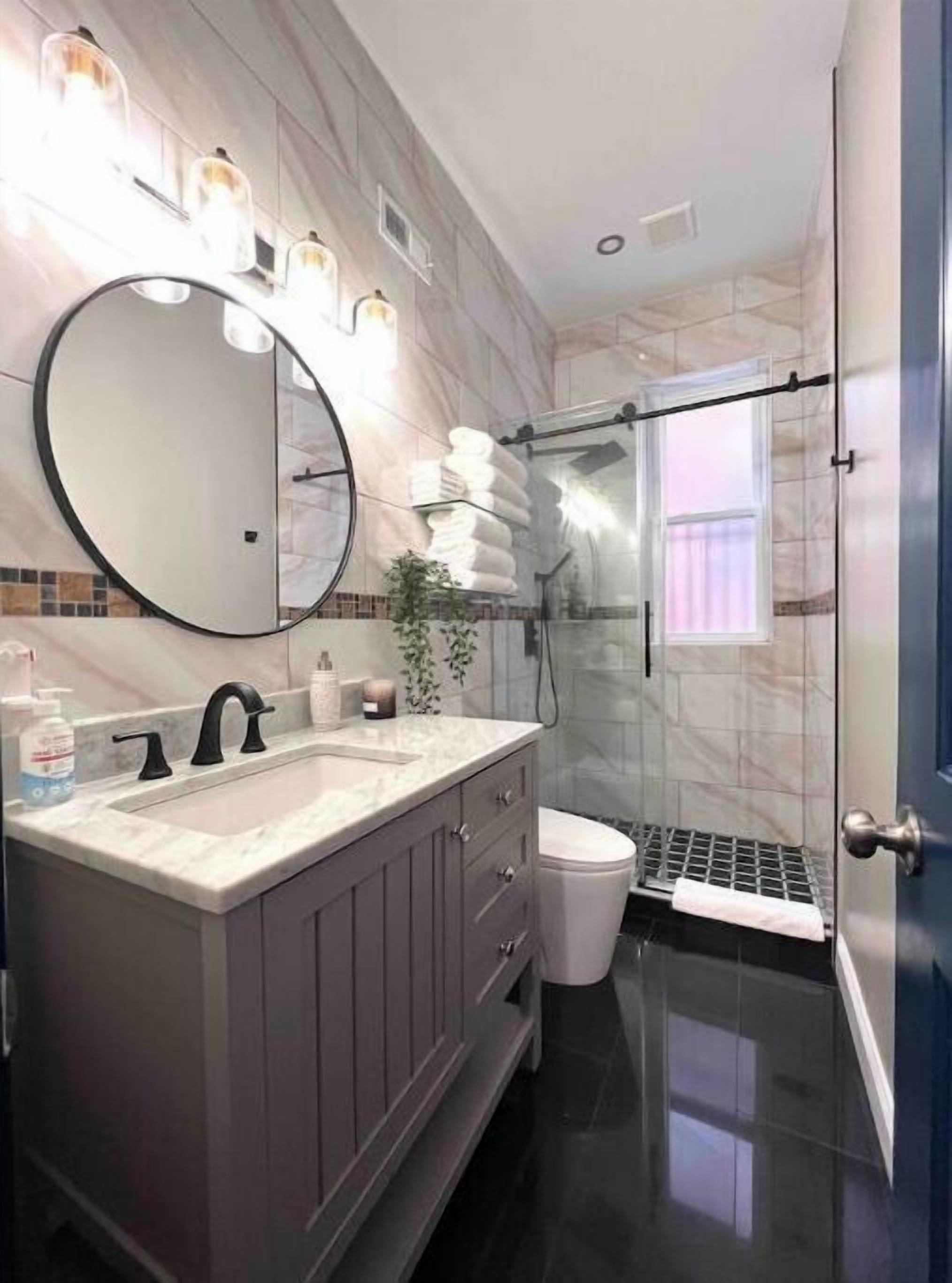 Een douche, een haardroger, handdoeken, zeep