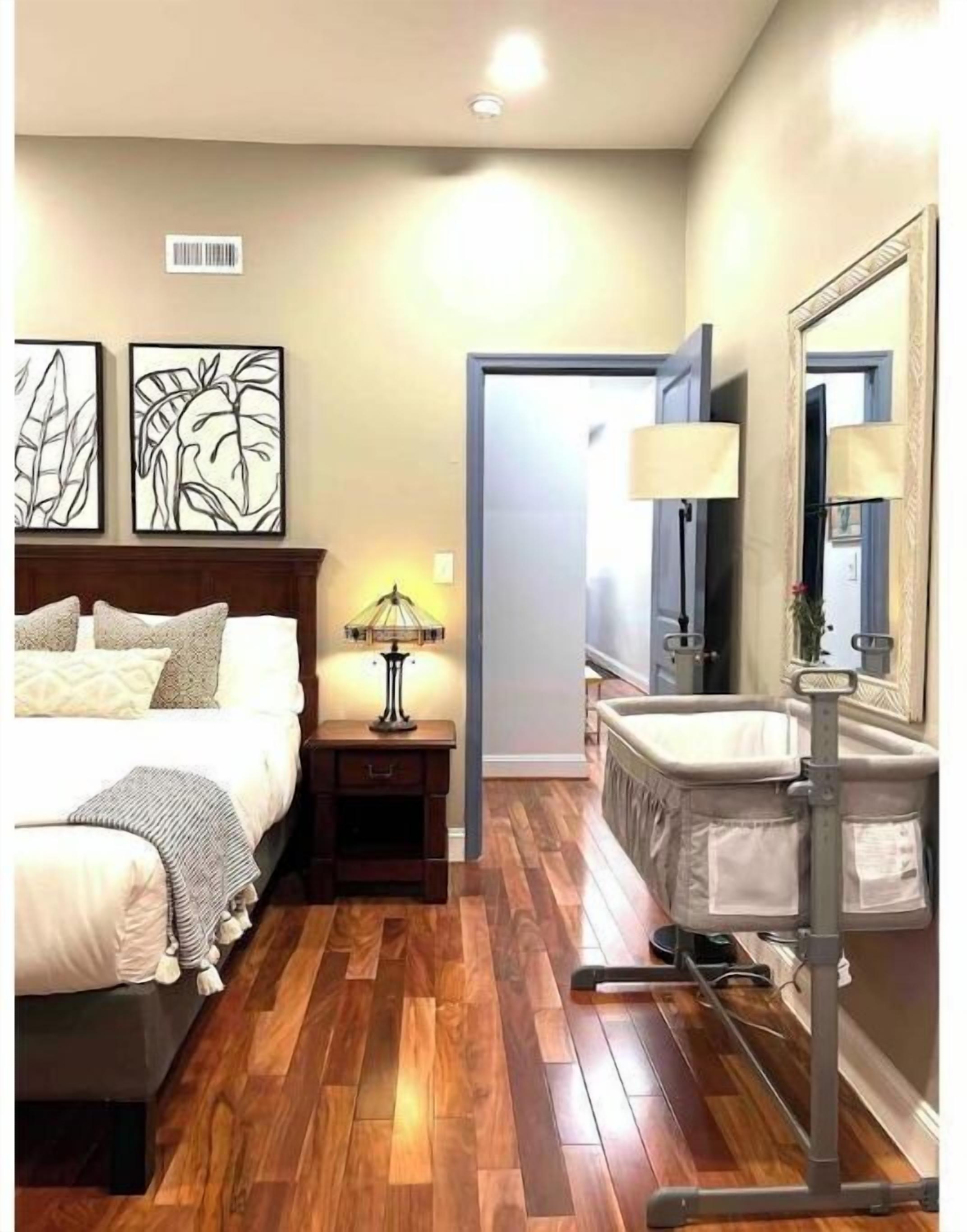 3 slaapkamers, een bureau, een strijkplank/strijkijzer, reisbedje