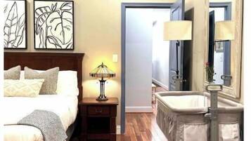 3 slaapkamers, een bureau, een strijkplank/strijkijzer, reisbedje