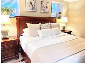 3 habitaciones, escritorio y tabla de planchar con plancha 