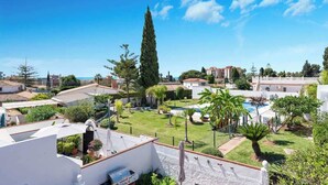 A residential area with a swimming pool, a tall tree, and a view of the sea. - Family Apartment with Pool by Costarentals - Ref 218 (Torremolinos)