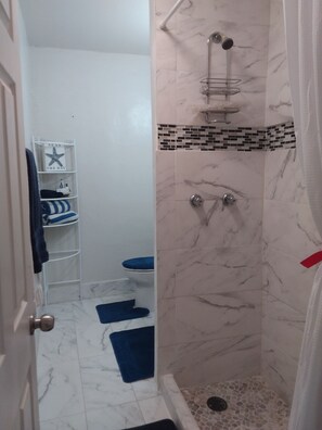 Douche, serviettes fournies, savon, shampooing