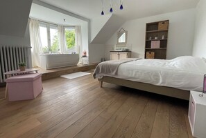 5 bedrooms, WiFi, bed sheets