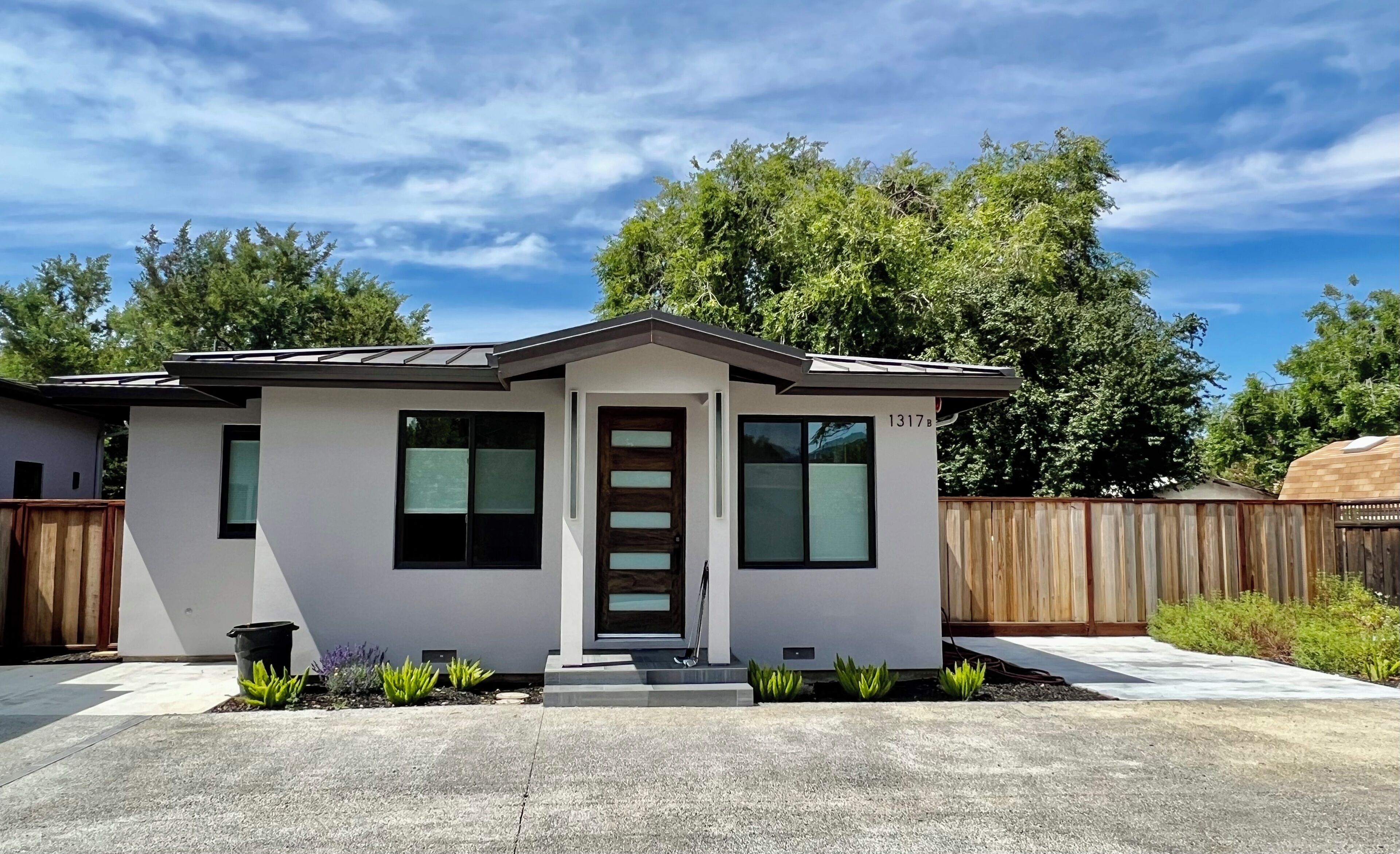 Stylish new 2B2B detached house with a private backyard in a quiet neighborhood