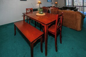 Hytte – basic | Spiseområde på rommet