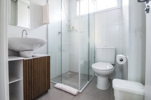 Shower, rainfall showerhead, towels, toilet paper - 360 Santa Ifigênia (São Paulo)