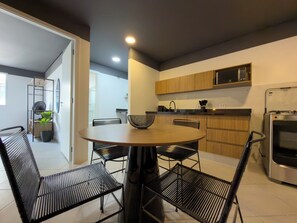 Classic Apartment ( 646626) | Private kitchen | Fridge, microwave, coffee/tea maker, electric kettle - 360 Santa Ifigênia (São Paulo)