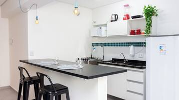 Apartamento estándar (381127) | Cocina privada | Frigorífico, microondas, cafetera o tetera y hervidor eléctrico