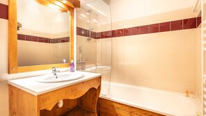 Baignoire, sèche-cheveux