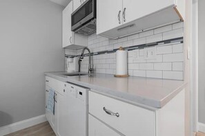 ثلاجة، ميكروويف، غسالة أطباق، ماكينة لصنع القهوة/الشاي