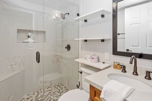 Basic Cabin | Bathroom