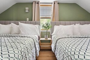 3 chambres, bureau, fer et planche à repasser, lit de bébé portatif