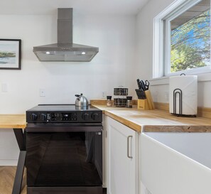 Kjøleskap, mikrobølgeovn, ovn og kokeplater