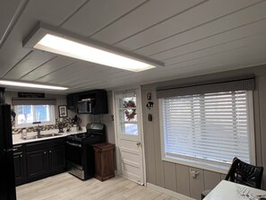 Geladeira, micro-ondas, fogão, cooktop