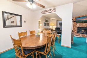 Chalet rustique de base | Repas dans la chambre