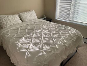 1 bedroom, free WiFi - Chic & Modern Windermere Condo (Edmonton)