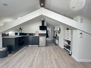 Geladeira, micro-ondas, fogão, cooktop