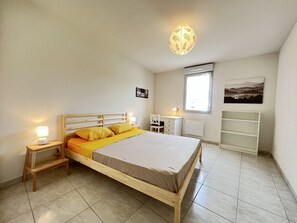 2 bedrooms, desk, iron/ironing board, free WiFi