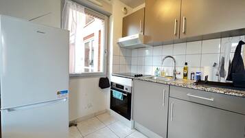 Réfrigérateur, four, plaque de cuisson, cafetiÚre/bouilloire