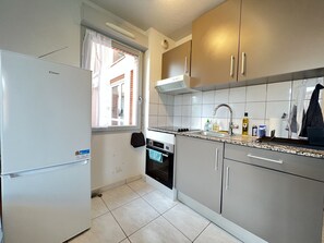 Fridge, oven, stovetop, coffee/tea maker