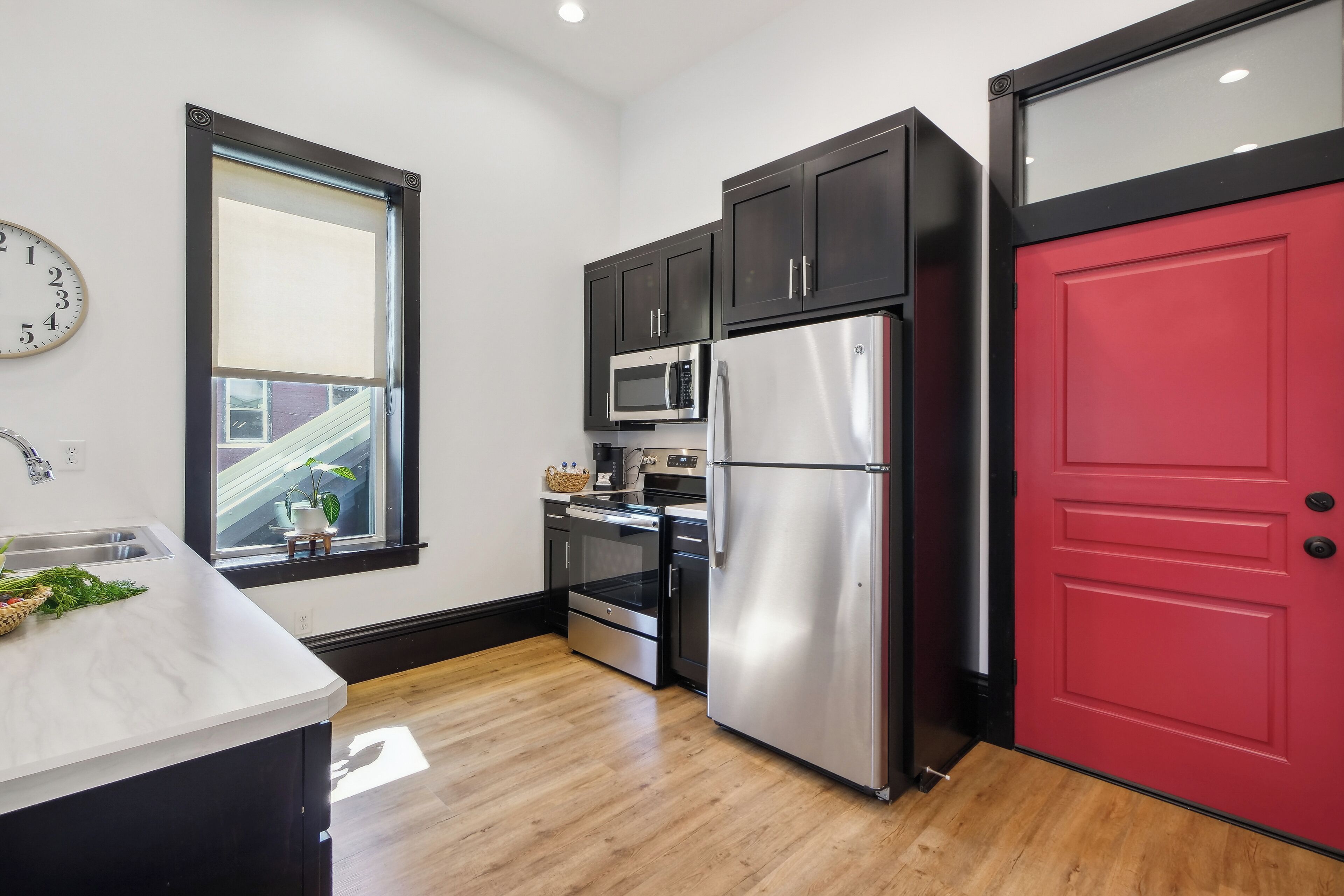 Een koelkast, een magnetron, een kookplaat, een vaatwasser