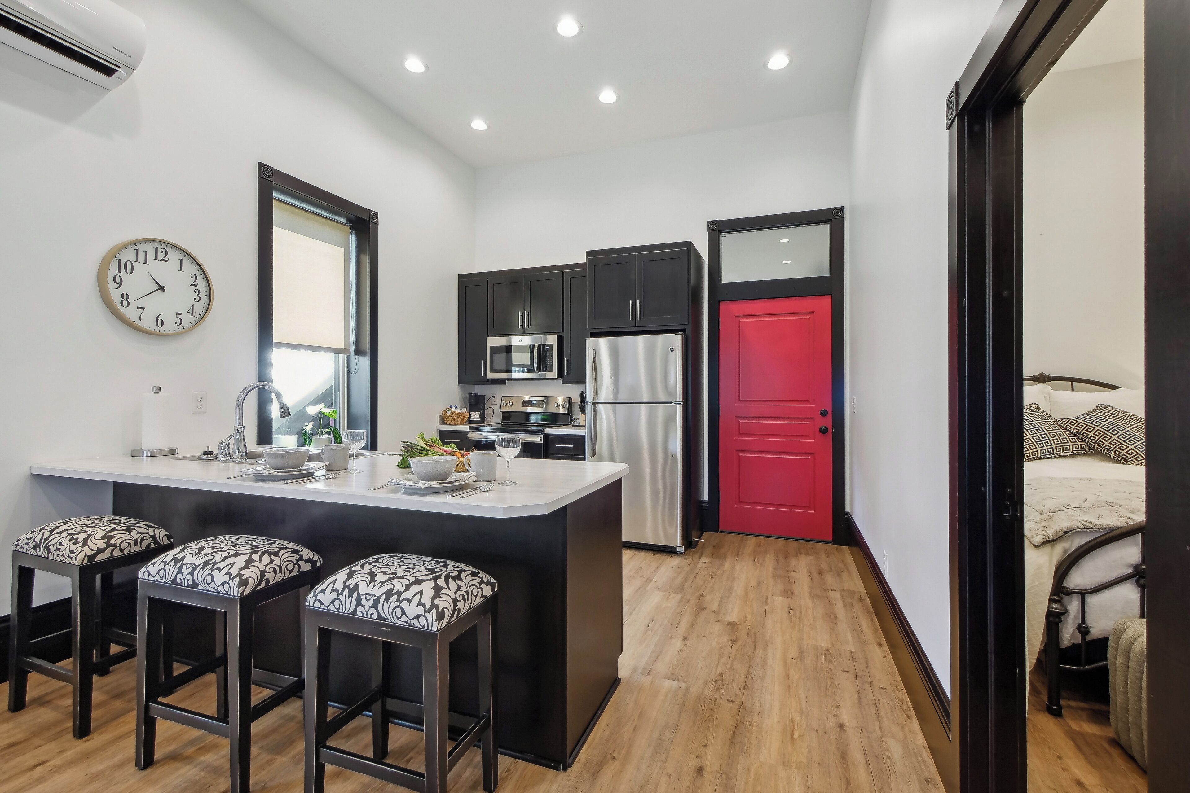 Kühlschrank, Mikrowelle, Herdplatte, Geschirrspüler