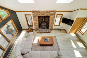 TV, fireplace