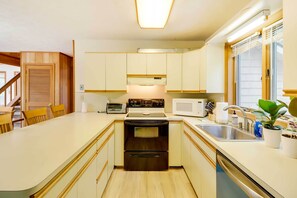 Fridge, microwave, stovetop, dishwasher